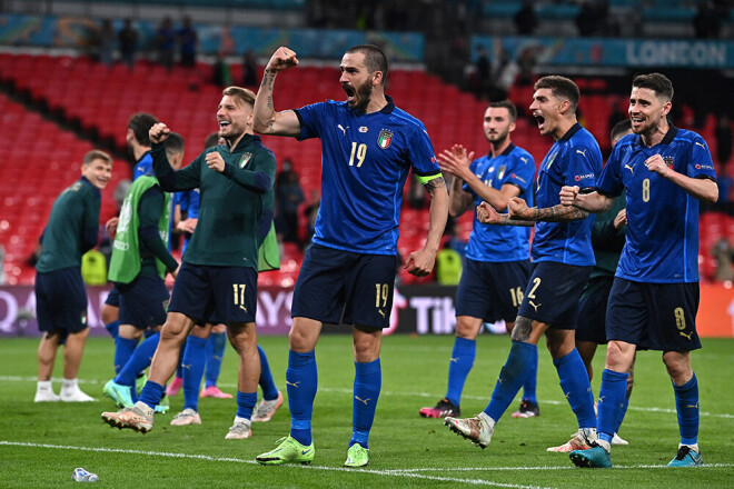 Itālijas izlases futbolisti priecājas par uzvaru pār Austriju.