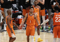 "Suns" mazrezultatīvā mačā izcīna uzvaru un nonāk soļa attālumā no NBA fināla