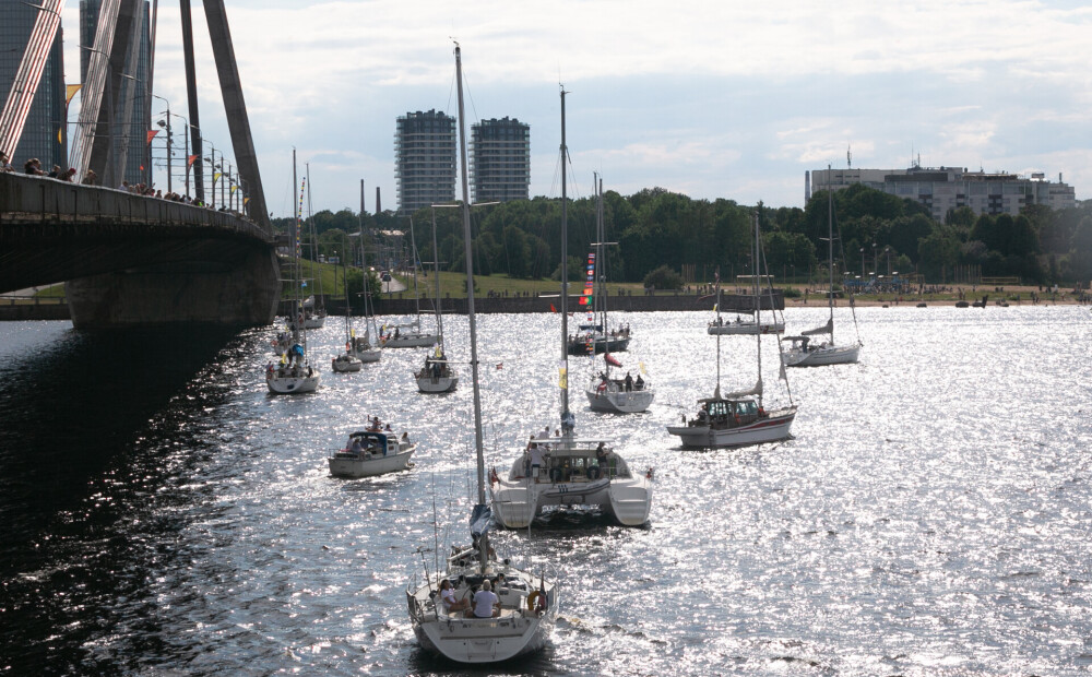 PHOTO: a sailing yacht parade thrills the waters of the Daugava.  Gulf of Riga regatta opened