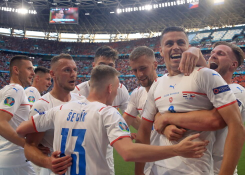 Čehijas futbola izlase svētdien Budapeštā Eiropas čempionāta astotdaļfinālā ar rezultātu 2:0 (0:0) pārspēja Nīderlandi.