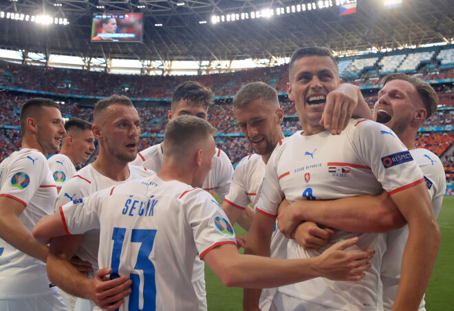 Čehijas futbola izlase svētdien Budapeštā Eiropas čempionāta astotdaļfinālā ar rezultātu 2:0 (0:0) pārspēja Nīderlandi.