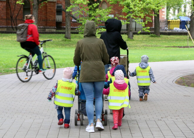 Няни хватают детей, трясут их, кричат, оскорбляют, шлепают: растет количество жалоб на насилие в детских садах