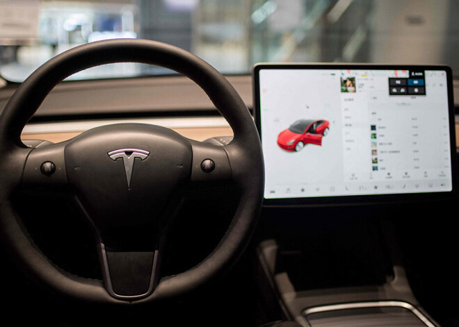 "Tesla" Ķīnā atsauks vairāk nekā 285 000 automobiļu, ko skārušas programmatūras problēmas