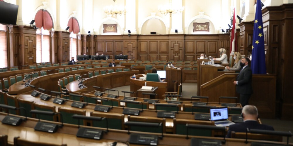 Ar dažu balsu starpību Saeima noraida priekšlikumu atlikt 1. jūlijā gaidāmās izmaiņas sociālo iemaksu sistēmā