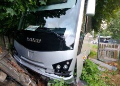 По дороге в Олайне пассажирский автобус "зарулил" в... забор на частной территории!