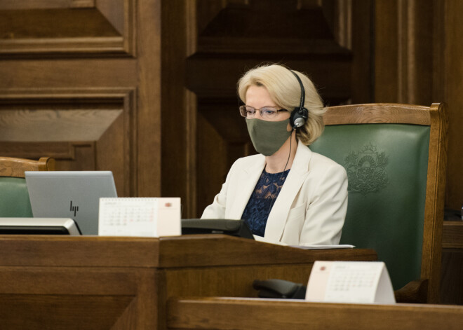 Mūrniece mudina deputātus vakcinēties, lai Saeima varētu atsākt darbu klātienē