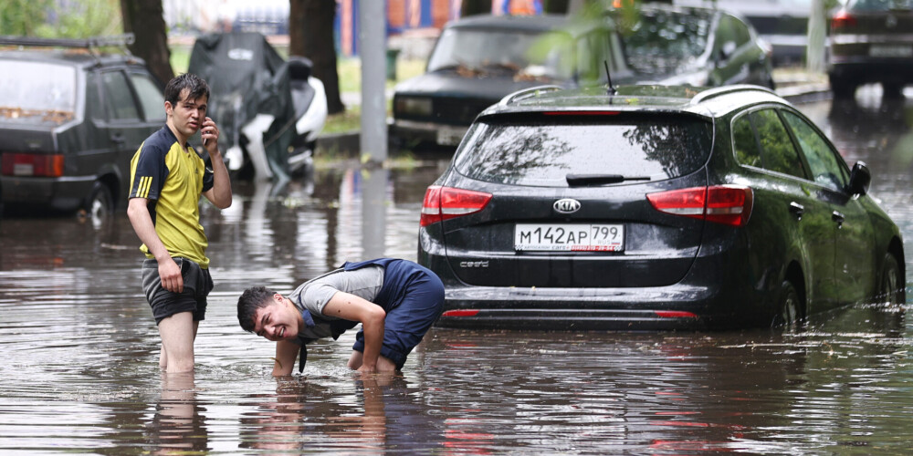 В Москве прошел суперливень: затоплены улицы, метро, упали рекламные щиты