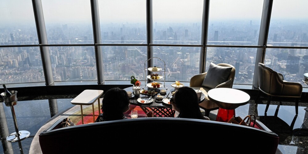 FOTO: atvērta pasaulē augstākā viesnīca, no kuras paveras elpu aizraujoši skati