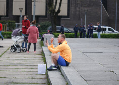 Šīs aktīvistu kopas, kā zināms, allaž atrod “nacisma atdzimšanas un slavināšanas” pazīmes Latvijā un skarbi kritizē izpausmes, kas varētu liecināt par nicinošu attieksmi pret Otrā pasaules kara un tostarp arī Holokausta upuru piemiņu.