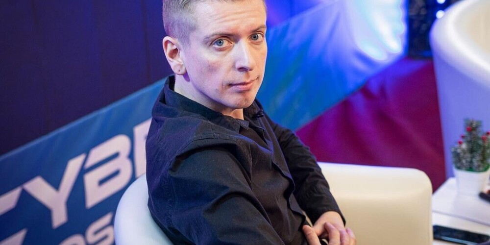 Ростислав Гулбис – актер, известный публике по роли лейтенанта Коломееца из сериала «Чернобыль. Зона отчуждения» и Олега Елисеева из многосерийной комедии «Полицейский с Рублевки». Актер успел поработать на театральной сцене, а скрипка, на которой играл один из его героев, попала в умелые руки сына дирижера.