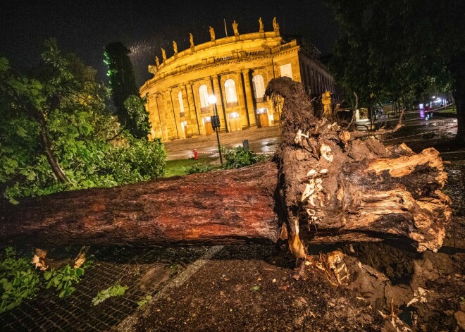 Vācijas dienvidus un rietumus pirmdienas vakarā skāris pērkona negaiss un spēcīgas lietavas, izraisot vairākus desmitus ceļu satiksmes negadījumu. Štutgartē vējš norāvis operas namam daļu jumtu un nogāzis vairākas statujas. Daļēji applūdusi operas skatuve.