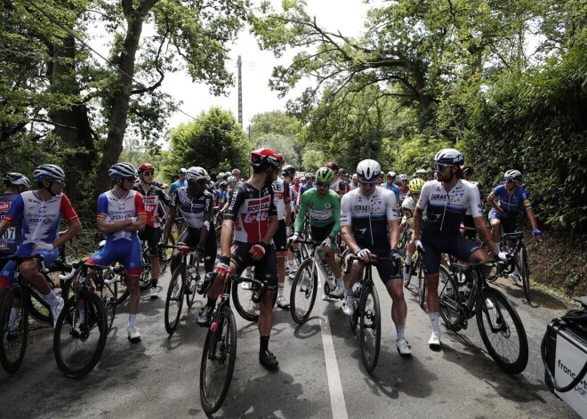 Велогонщики Tour de France остановились на минуту в знак протеста против условий соревнований