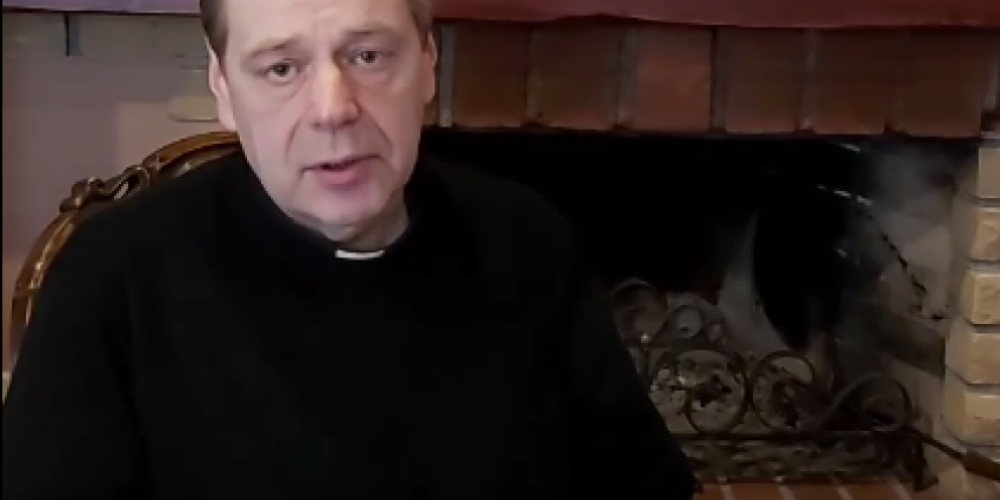 "Ему что, надо было заниматься любовью "по углам?": вентспилсского священника выгоняют из города за "аморальный" брак