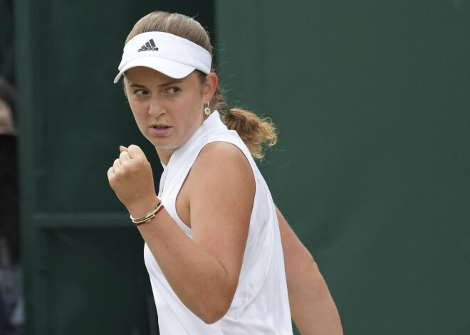 Ostapenko ar jaudīgām servēm un uzbrukumu iekļūst Vimbldonas turnīra otrajā kārtā