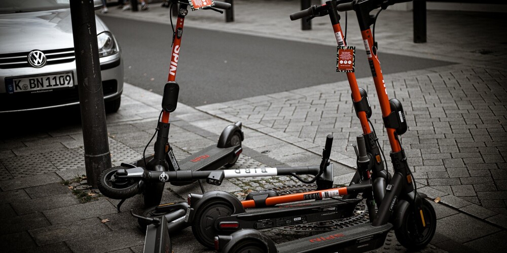 Pēc traģiska negadījuma Parīze draud aizliegt elektriskos skrejriteņus