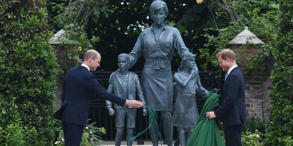 Принц Уильям и принц Гарри встретились на открытии статуи принцессы Дианы