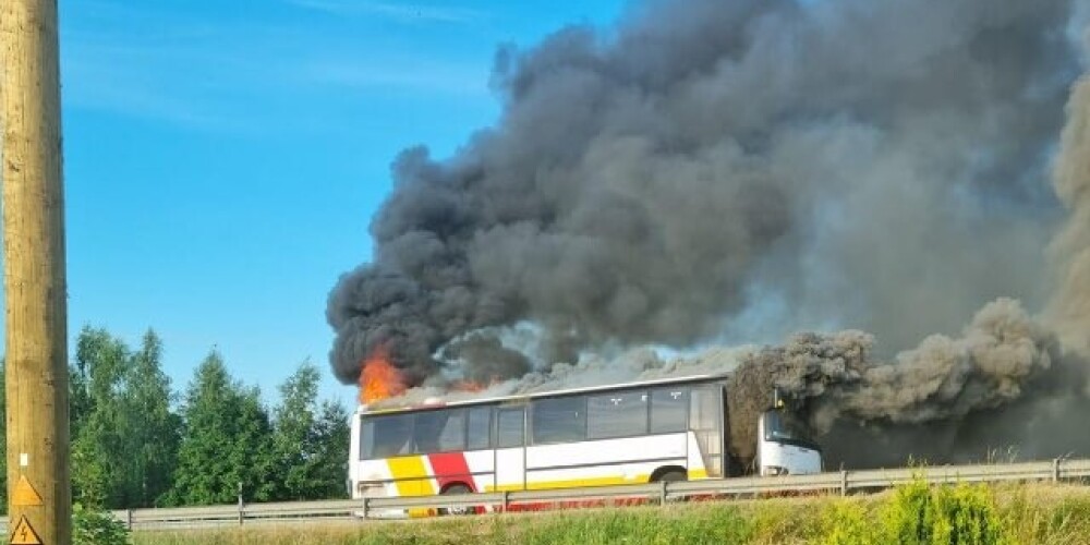 Сегодня возле Саласпилса загорелся пассажирский автобус