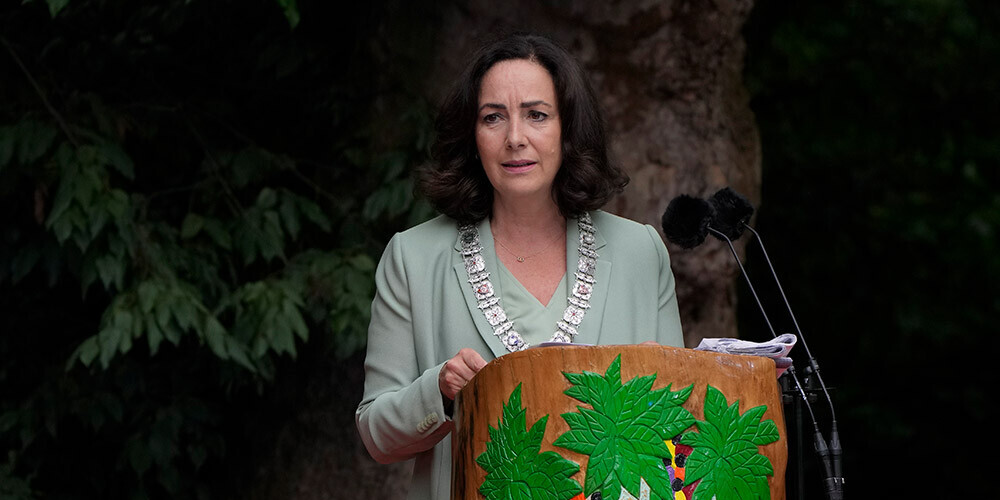 Amsterdamas mērs Femke Halsema veic atvainošanās runu.