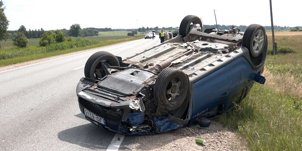 "Он был занят гаджетами": автомобиль на Вентспилсском шоссе не среагировал на торможение впереди; пострадали три машины