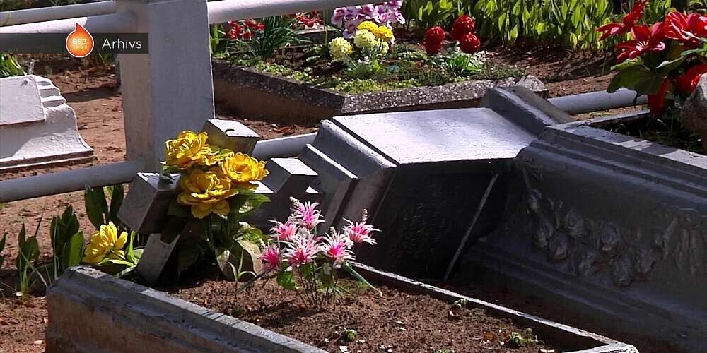 Раскапывали и сносили кресты: 8-летний мальчик с друзьями осквернили 33 могилки на кладбище в Резекне