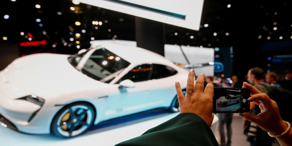 "Porsche" atsauc 43 000 elektroauto visā pasaulē