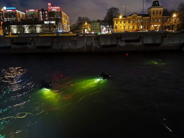 Ūdenslīdēji atmīnētāji ieniruši Daugavā Rīgā pie Citadeles ielas.