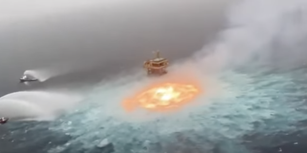 ВИДЕО: настоящий подводный пожар; в Мексиканском заливе горит морской трубопровод