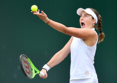 Ostapenko pret Tomļanoviču (WTA 75.) bija vadībā ar 4-2.