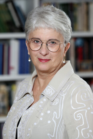 “Dēla vairs nav šaisaulē, viņš ir mūžībā. Man ir viens mazdēls. Viss, kas viņam svarīgs, protams, paliks. Bet visu, ko viņam nevajag, dalu pa labi un pa kreisi,” stāsta Sandra Kalniete.