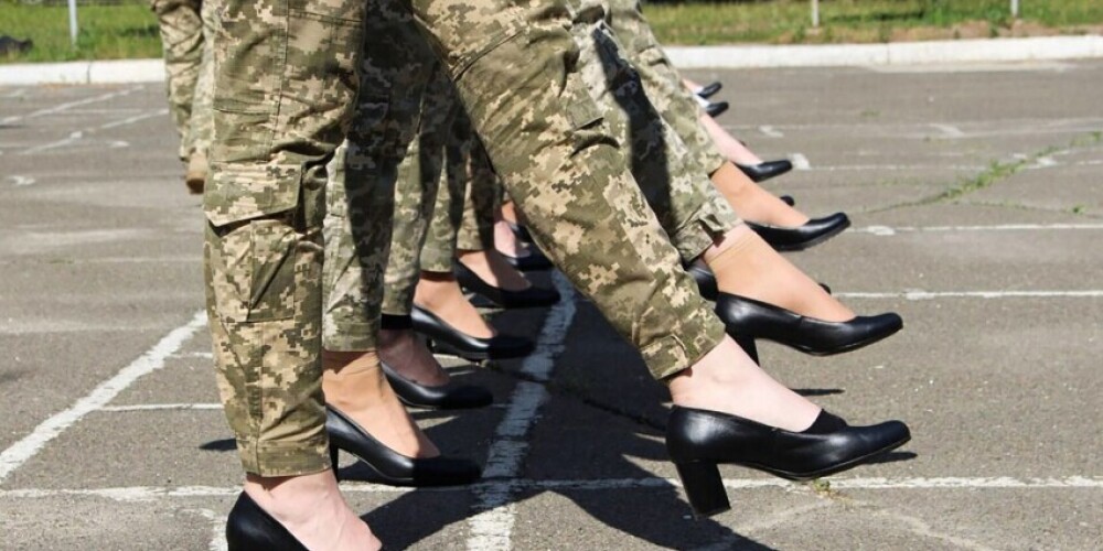 На Украине разгорелся скандал из-за каблуков для женщин-военных