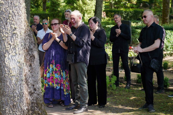 Normunds Jakušonoks brīdī, kad klātesošie no Gunāra Meijera atvadījās ar aplausiem, izplūda asarās: “Viņš bija īsts džeks!”