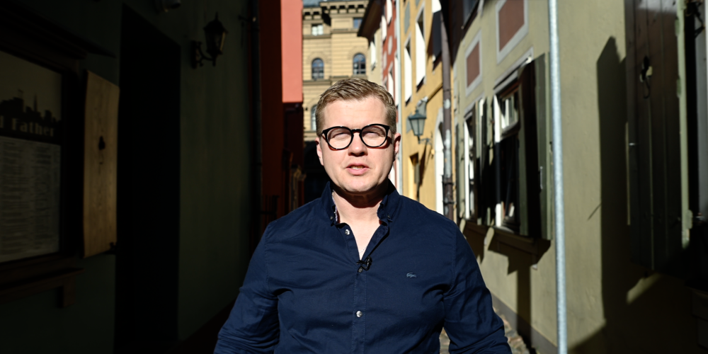 Jau pirms desmit gadiem, strādājot par žurnālistu Saeimā, Ansi Pūpolu ieinteresēja, kā lobisti ietekmē politiķus. “Ik pa laikam parādījās kādi atsevišķi lobisma gadījumi, un man kā žurnālistam jau sen bija sapnis pievērsties šai tēmai padziļināti,” teic filmas "Lobisti" autors.