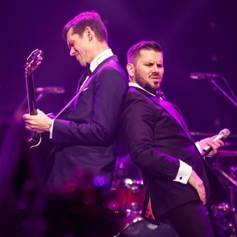 Ar ģitāristu Kasparu Zemīti uz skatuves.