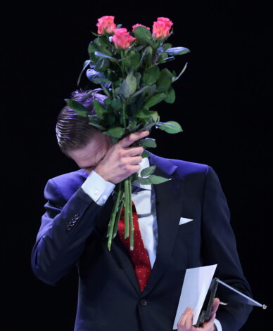 Dailes teātra aktieris Dainis Grūbe slauka aizkustinājuma asaras, saņemot balvu nominācijā "Gada aktieris" par Benu izrādē "Izraidītie" un Song Lilingu izrādē "M. Butterfly" Dailes teātrī "Spēlmaņu nakts" laureātu apbalvošanas ceremonijā Dailes teātrī.