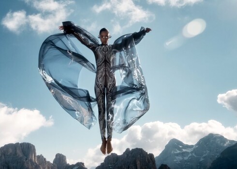 Чемпионка мира по скайдайвингу летит в небе в кутюрном наряде
