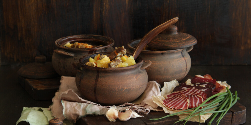 Podiņā gatavoti jaunie kartupeļi ar cūkgaļu un sēnēm