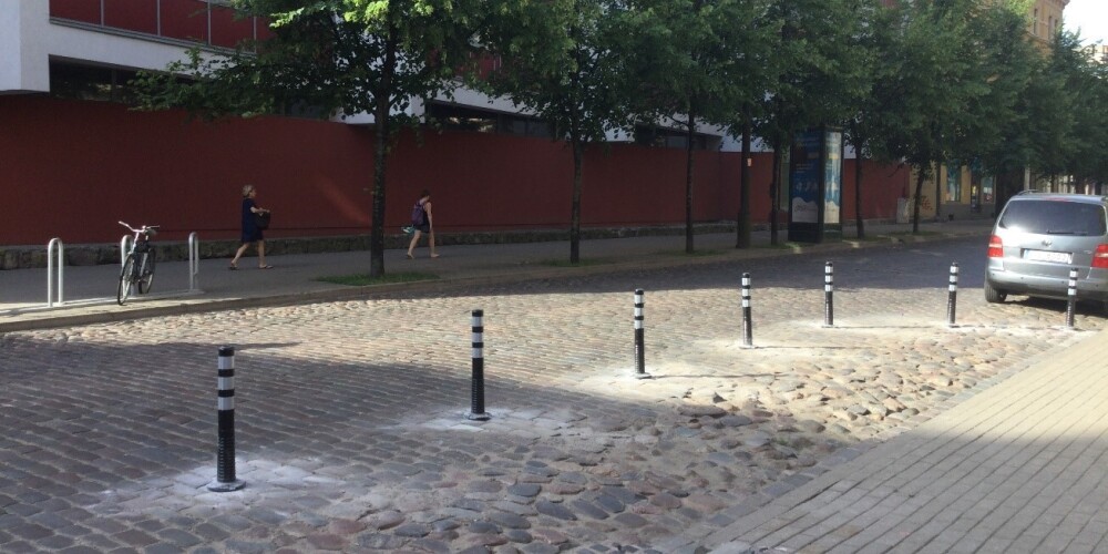 Оказалось, что столбики на улице Тербатас в Риге установлены незаконно