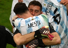 Argentīnas futbola izlases kapteinis Lionels Mesi apskauj vārtsargs Martinesu, kurš kļuva par spēles galveno varoni.