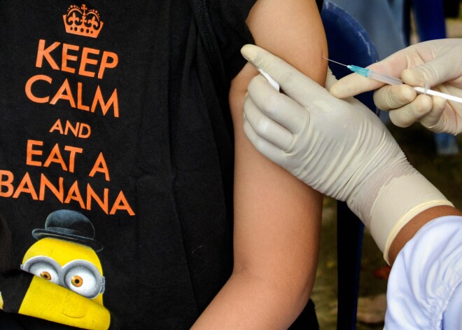 Vilcināšanās vakcinēties pasaulē mazinās, bet gausi. Kāpēc tā ir?