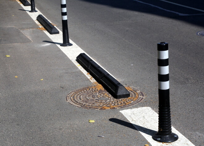 "Stabiņi ir kā vakcīna pret satiksmes negadījumiem" - ļaudis soctīklos šūmējas par stabiņiem