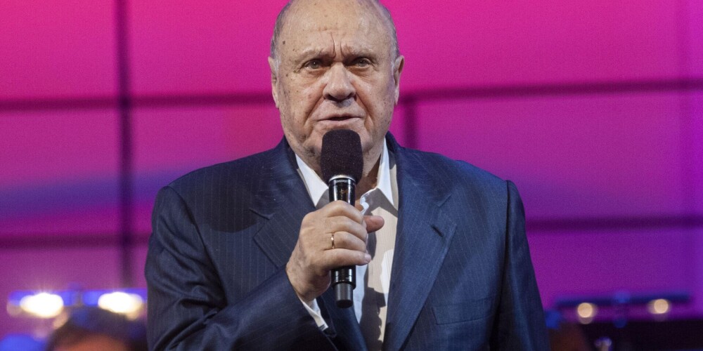 Влади́мир Валенти́нович Меньшо́в (род. 17 сентября 1939, Баку, Азербайджанская ССР, СССР — 5 июля 2021, Москва, Россия) — советский и российский актёр, кинорежиссёр, сценарист, продюсер, телеведущий, педагог; заслуженный деятель искусств РСФСР (1984), народный артист РСФСР (1989), лауреат Государственной премии СССР (1981), Государственной премии РСФСР имени Н. К. Крупской (1978) и премии Американской киноакадемии «Оскар» в номинации «Лучший фильм на иностранном языке» за фильм «Москва слезам не верит» (1981). Председатель Общественного совета при ФСИН России с 2010 года.