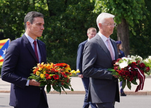 Vizītes laikā paredzēts arī Ādažu militārās bāzes apmeklējums ar militārās tehnikas apskati, un Spānijas premjerministrs tiksies ar Spānijas kontingenta karavīriem, kas pilda dienesta pienākumus NATO paplašinātās klātbūtnes Latvijā kaujas grupas sastāvā.