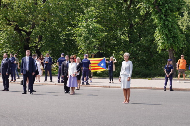 Blakus Brīvības laukumam, kur ziedus noliek Spānijas valdības galva, izlikts Katalonijas neoficiālais karogs.