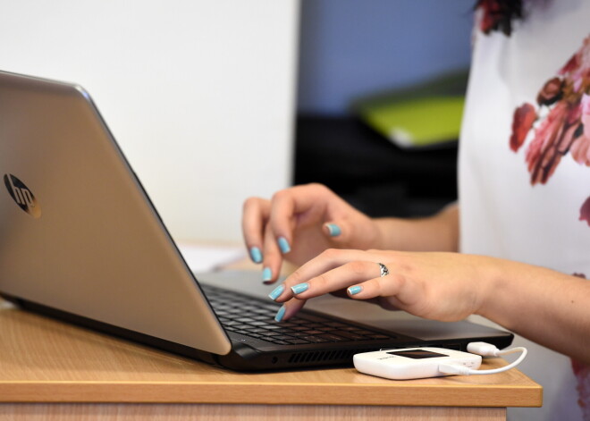 Pēc viltus ziņu izplatīšanas atlaistā RAKUS feldšere sākusi tiesāties ar slimnīcu