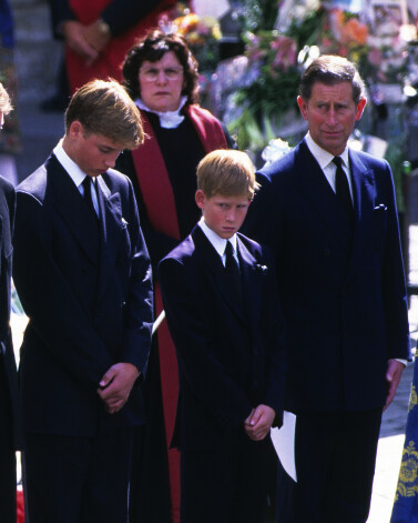 Princis Čārzls ar dēliem princeses Diānas bērēs 1997. gadā.