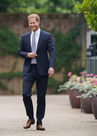 Princis Harijs skulptūras atklāšanas dienā Kensingtonas pils dārzā.