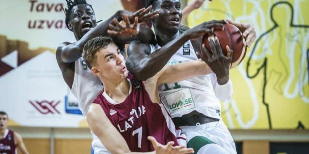 Latvijas U-19 izlases basketbolisti Pasaules kausa astotdaļfinālā gūst tikai 44 punktus un piekāpjas Senegālai