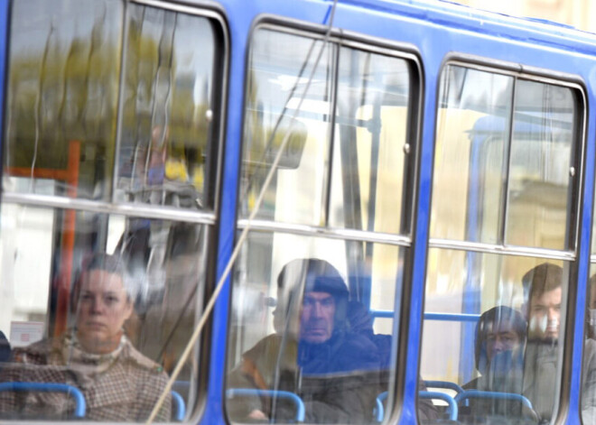 Masku valkāšana sabiedriskajā transportā: karstuma dēļ tā "noslīd" uz zoda vai "ieslīd" somiņā