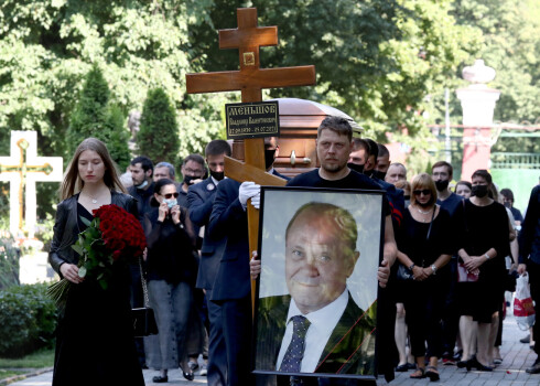 Деревянный крест, скромное фото и море цветов: как выглядит могила Меньшова сразу после похорон