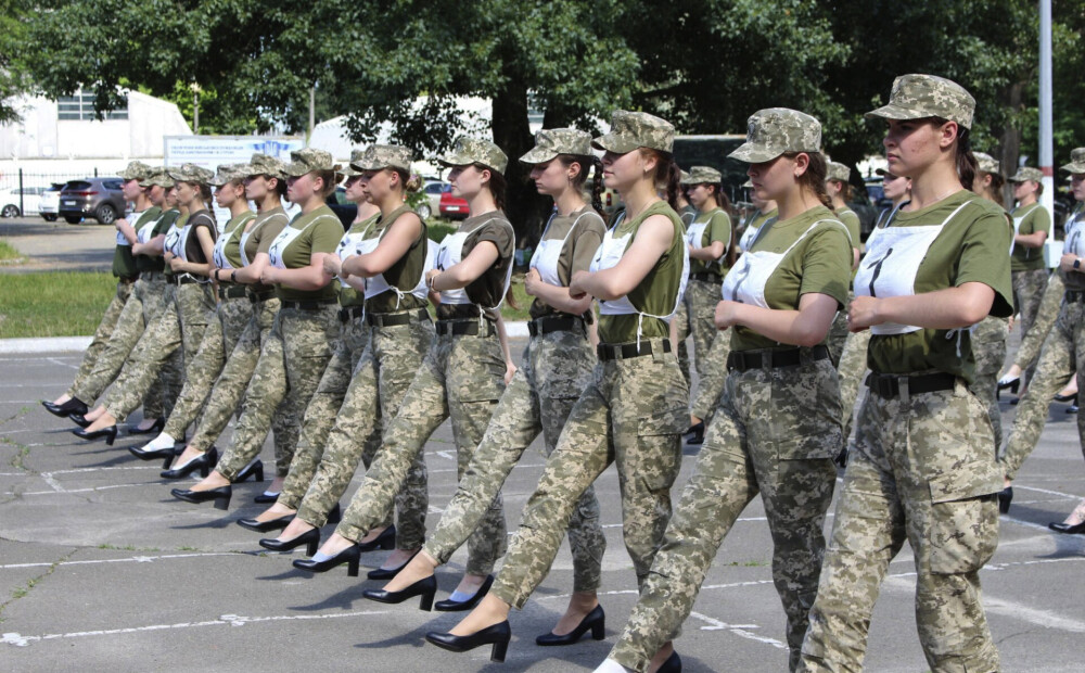 Seksisma skandāls Ukrainas armijā turpinās: ministrija nepiekāpjas, bet apsola kurpes padarīt 